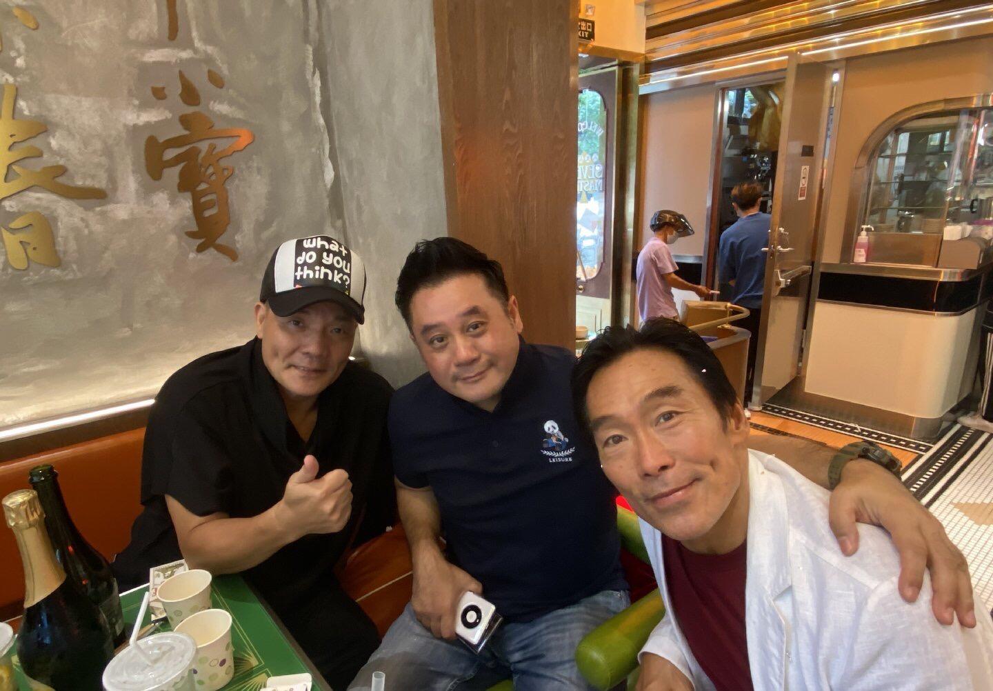 陈小春新店开业，港圈“大佬”齐捧场，60岁程东祭祖归来精神好