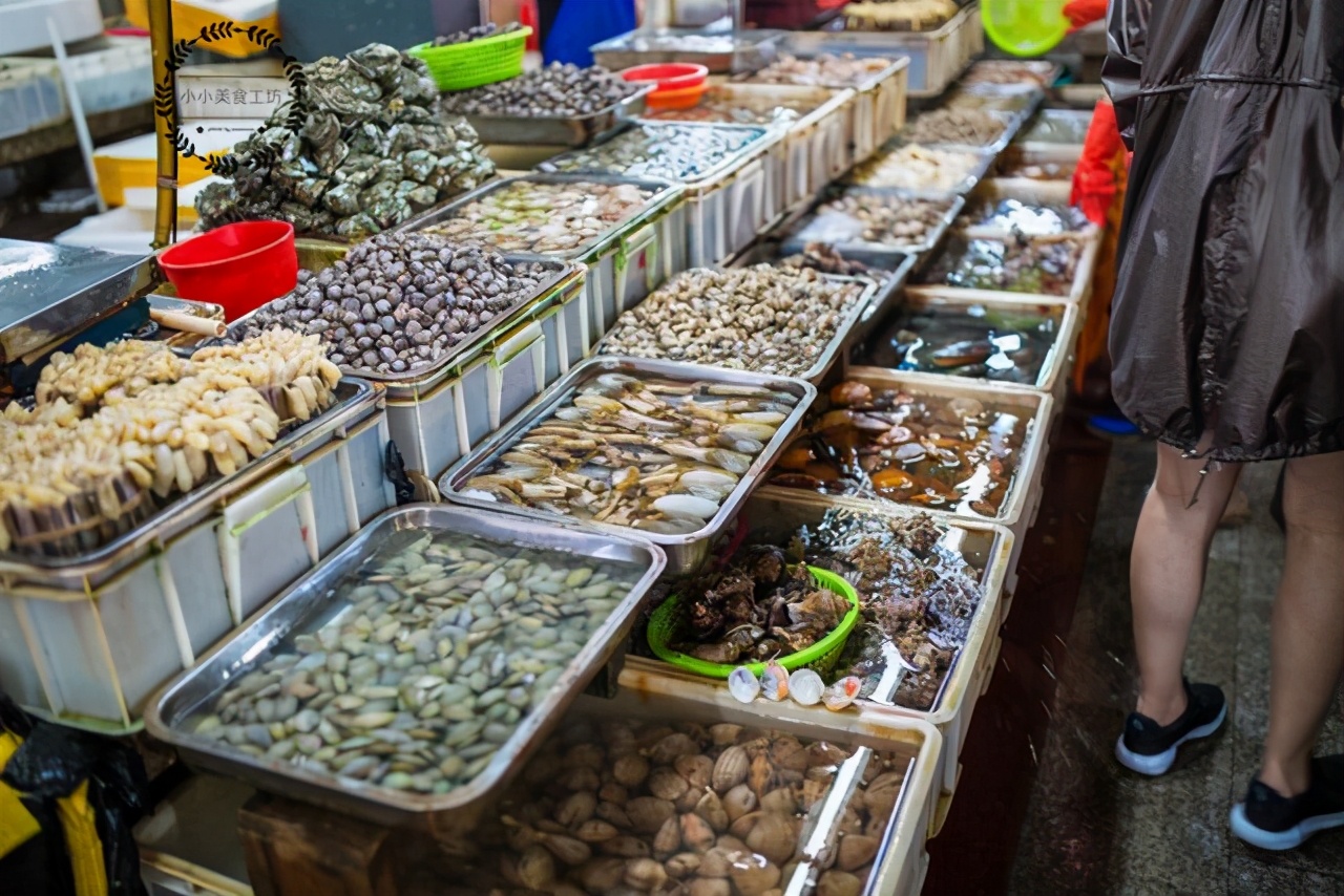 海鲜市场猫腻多购买海鲜需谨慎,买海鲜应该这样买才不会上当