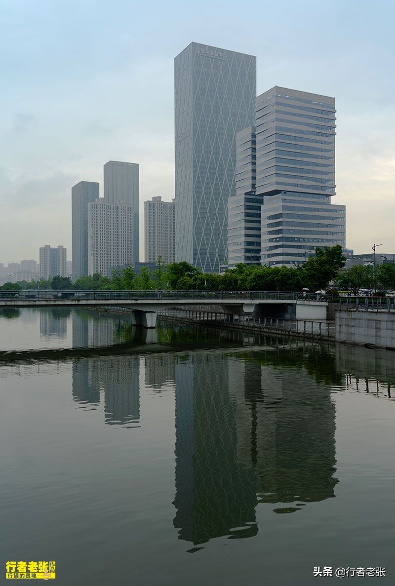 浙江第二有钱的城市，30亿建文化广场，商场里面市民排队买奢侈品