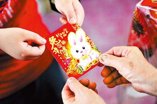 “吃顿饭2000块，过年红包才给500块”？宝妈霸气回怼，很解气