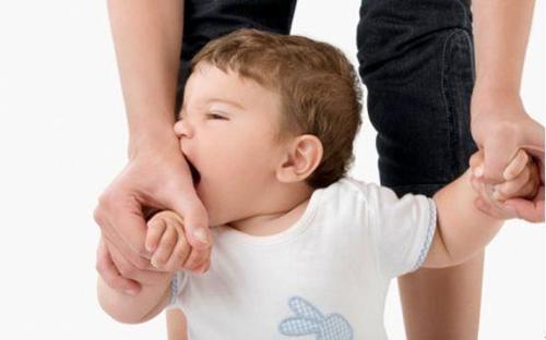 小孩抢别人东西咬人打人视频,4周岁孩子抢东西打人