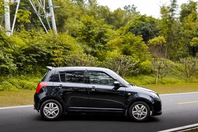 大学生花1万买铃木雨燕,大学生花一万元买二手车练手