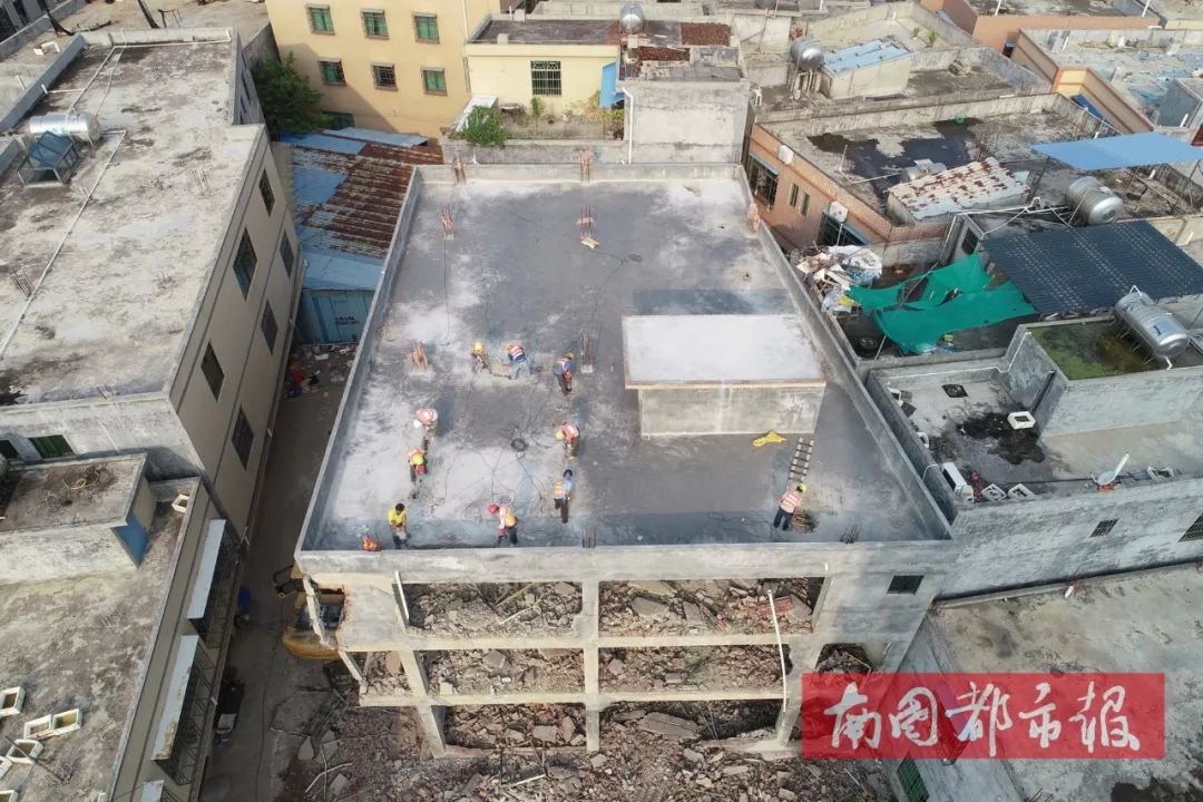 海口一小区多栋楼顶违建被拆,拆除违建海口别墅