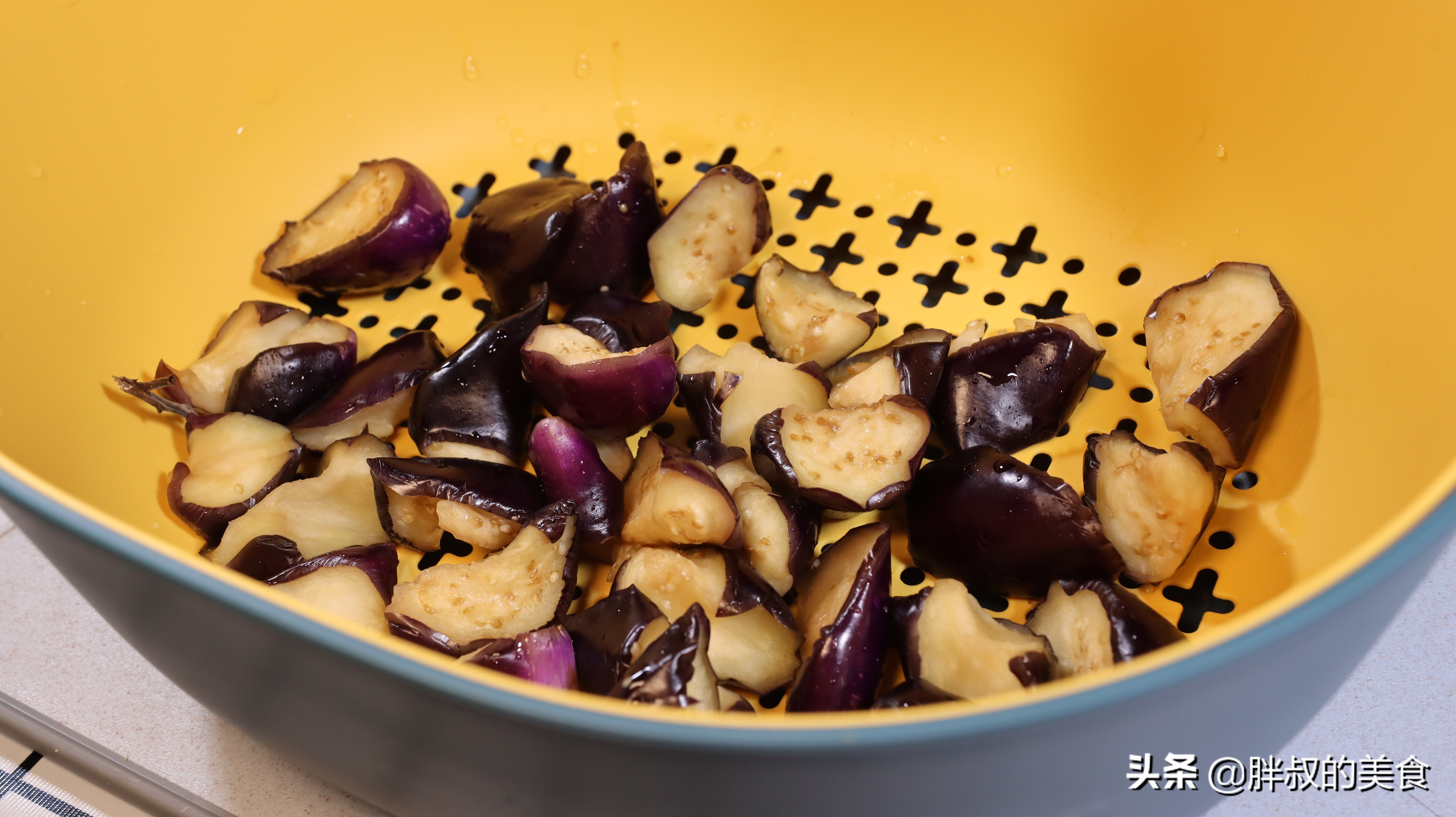 茄子烧土豆不用油炸怎么做才好吃 (油炸茄子怎么炸又酥又脆红烧茄子)