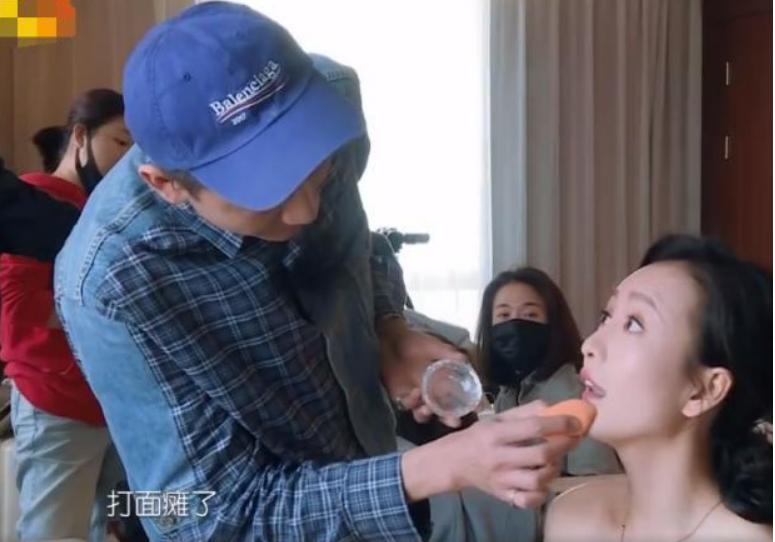 19岁姑娘打溶脂针,女子打美容针脸肿