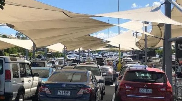 澳洲购物中心出现“人挤人”的局面，人们完全无视社交安全距离