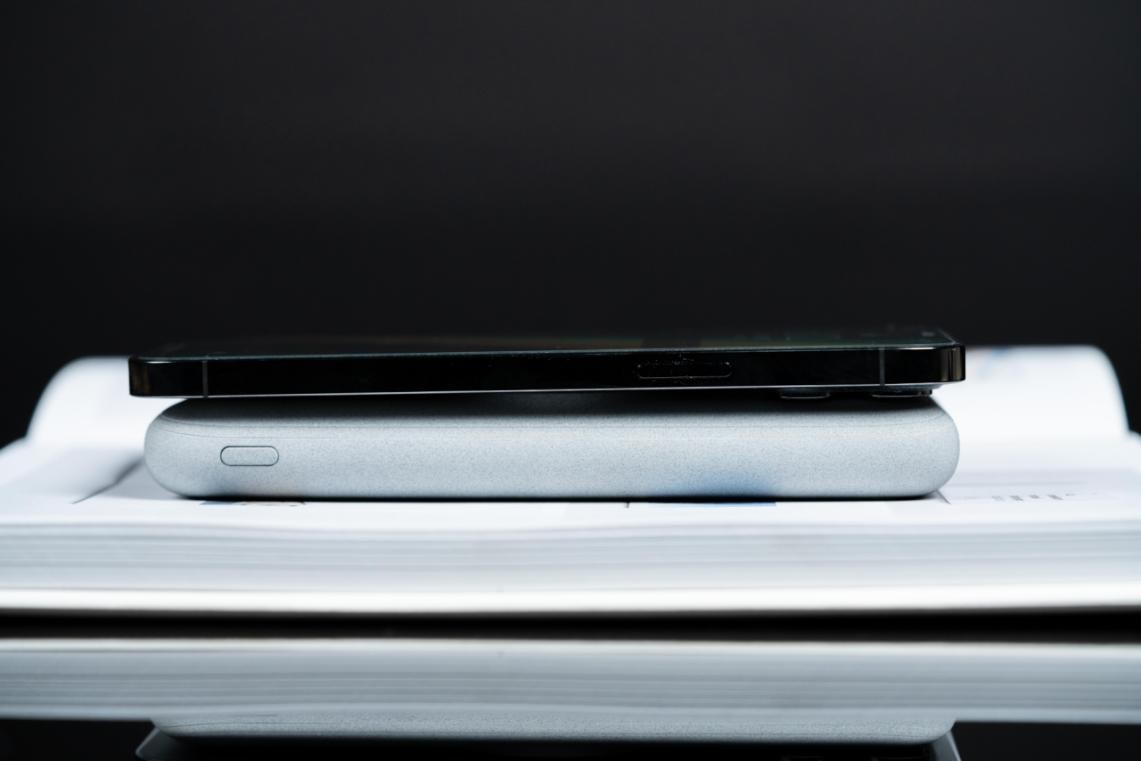 iphone12promax充电宝快充,iphone12pro磁吸无线充电宝评测