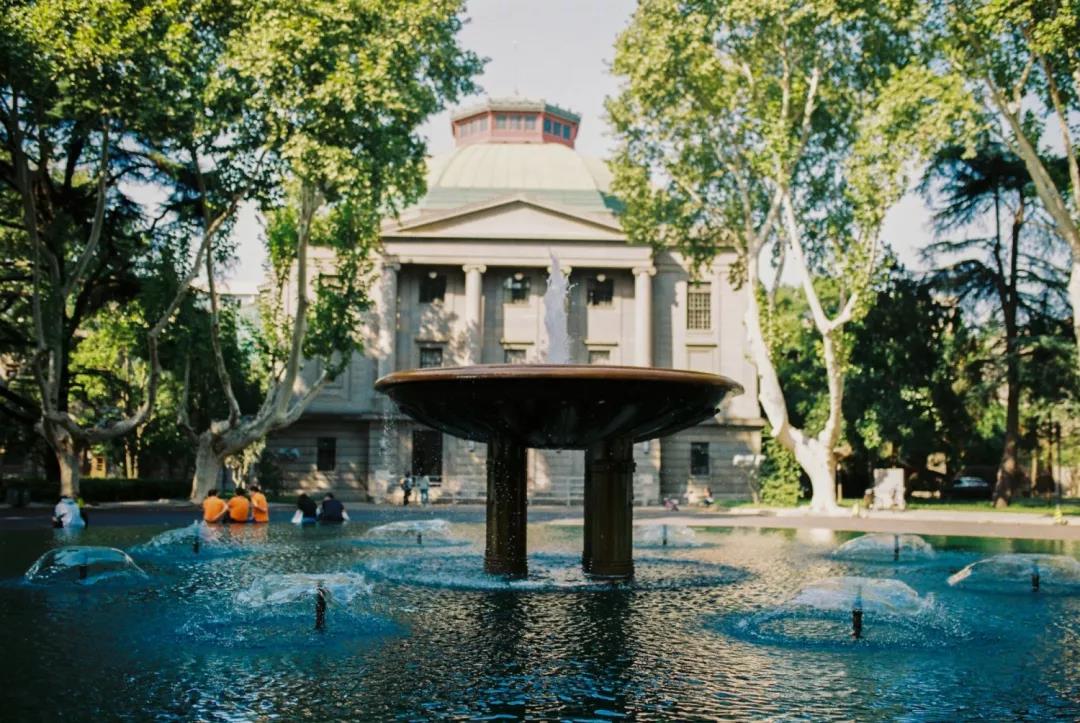 他与妻子校园相恋，与贝聿铭、库哈斯齐名，是获这项大奖的中国第一人！