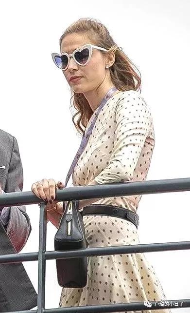 摩纳哥王妃终于精心打扮,摩纳哥最美王妃穿衣搭配