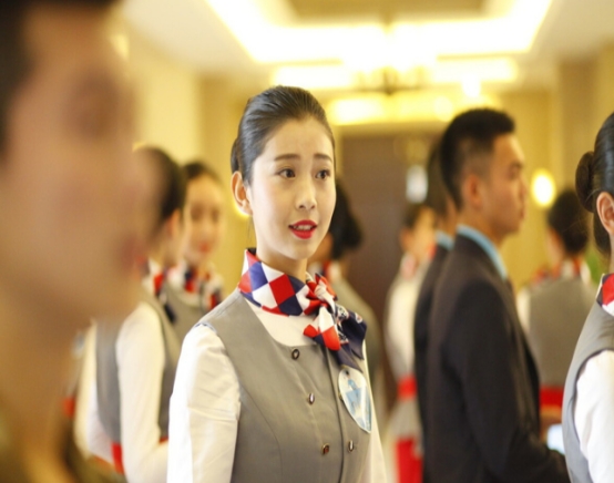 郑强谈空姐端茶倒水,郑强教授谈到空姐要研究生学历