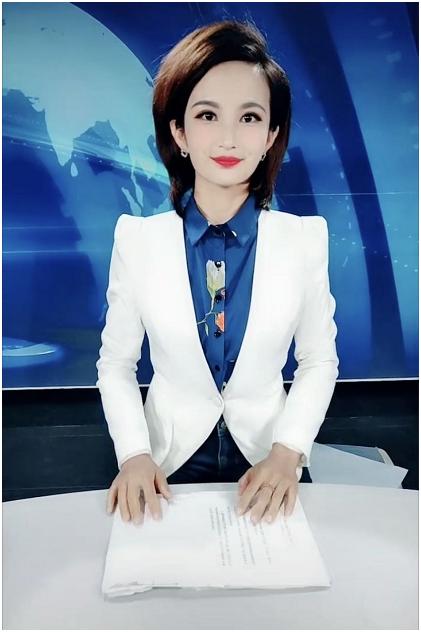 女主持人穿露锁骨衣服,女主持人吃泡面
