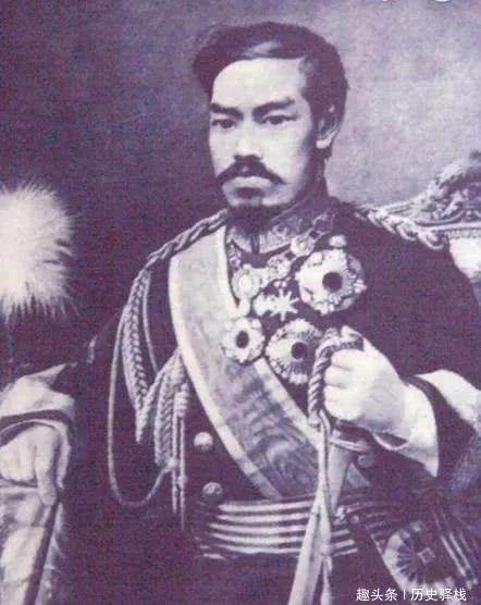 日本战败后，一杂货店老板要求裕仁退位，声称自己才是正统天皇