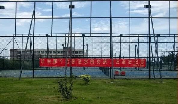 学校毕业的横幅,高校走心毕业季标语惹哭网友