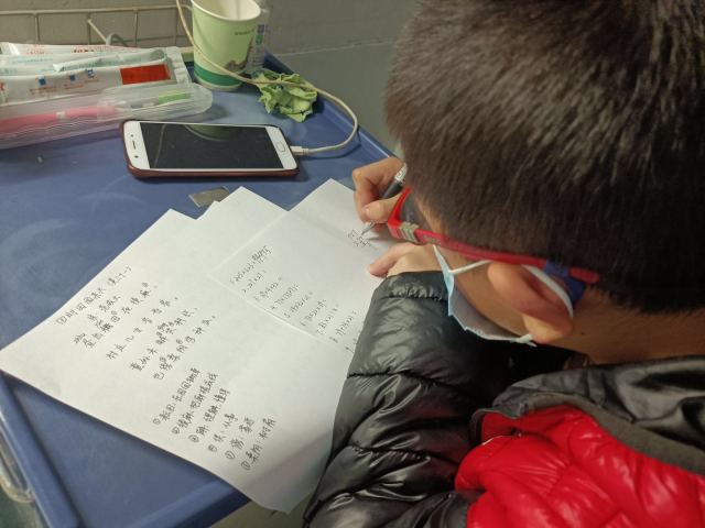 武汉重症病区，邵逸夫医院男护士主动当起10岁小患者的“私人家教”