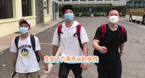 太朴素了！奥运冠军全红婵，屡获大奖后，依然穿着25元一件的T恤