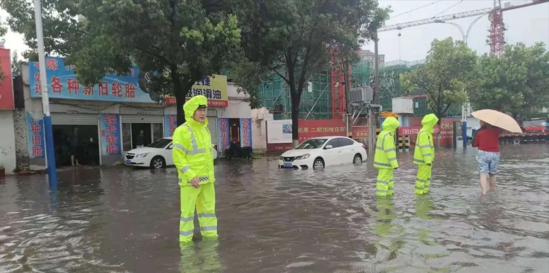 暴雨来袭，方城公安冲在一线