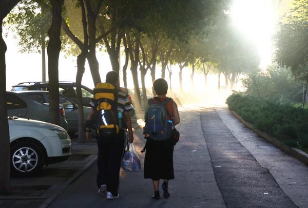 南欧自由行趣事糗事15：夜宿机场，遇到*威示***行游**，接受贴面礼