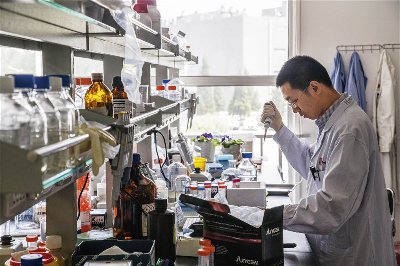 我国过去30年肺癌死亡率上升465%，虽然靶向药让晚期患者的生存期翻倍，但耐药性等因素仍让肺癌治疗复杂化