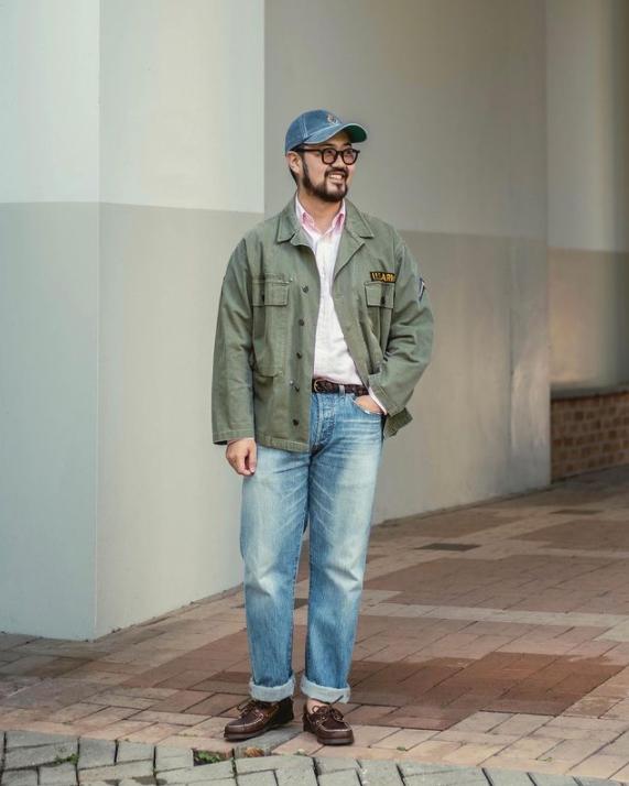 飞行夹克搭配深蓝色直筒牛仔裤,夹克配修身或者直筒牛仔裤