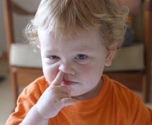 儿童总是喜欢挖鼻孔吸鼻子,小朋友经常用手挖鼻孔怎么回事