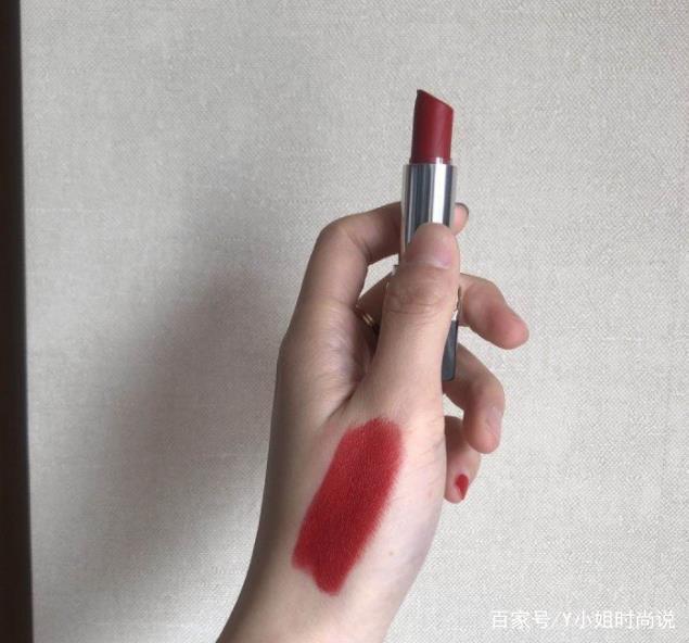 嘴唇颜色暗沉适合什么口红色号,黄皮深唇色适合哪种颜色的口红