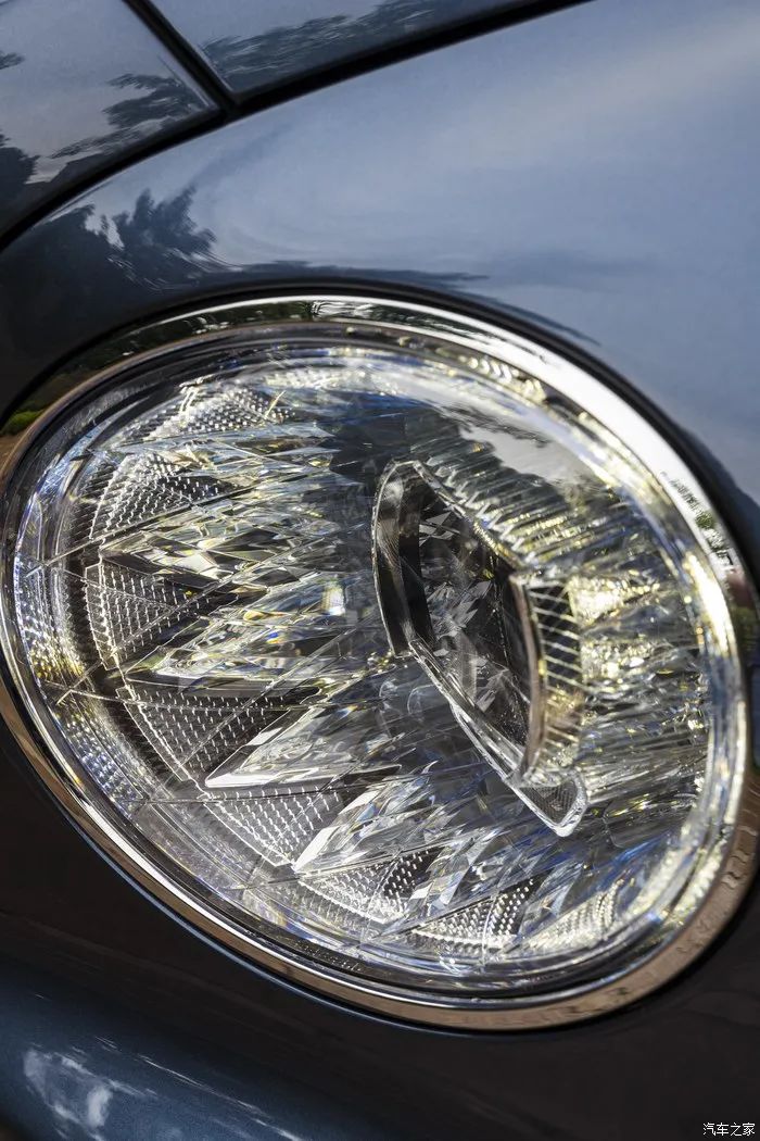 宾利飞驰对比迈巴赫s480气场,宾利飞驰街拍气场霸气视频