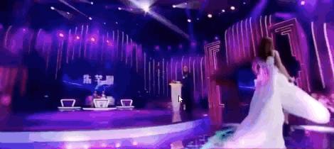 从一夜爆红到被疯狂质疑，最美女搬运工消失背后