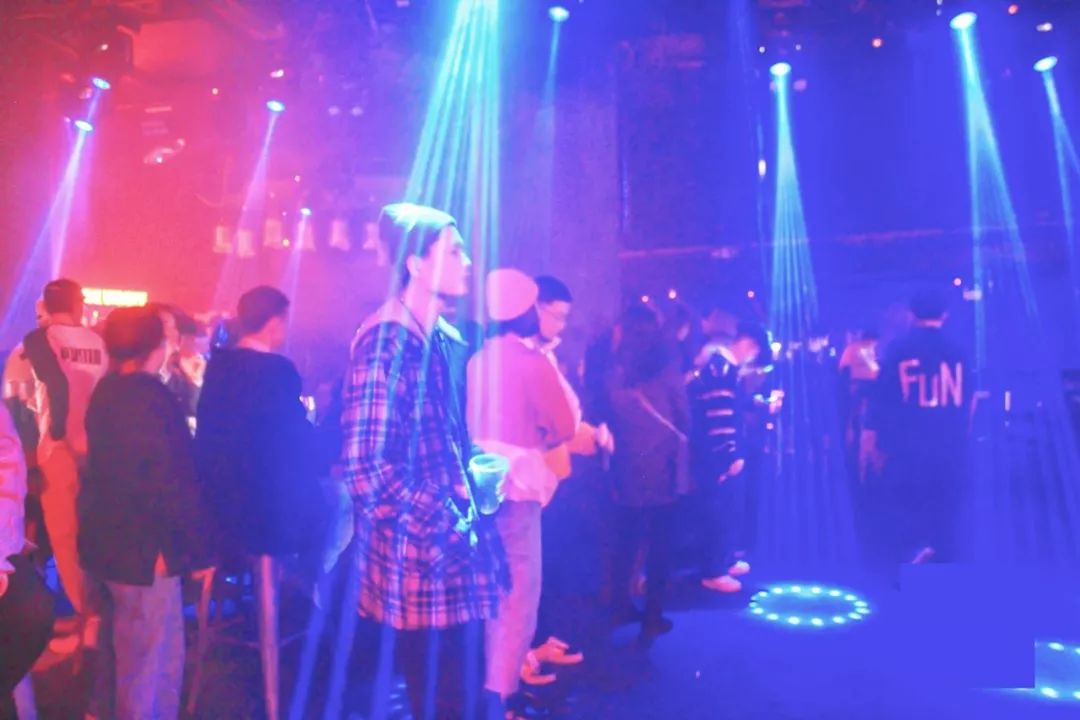 成都一个人适合去的酒吧喝酒攻略,成都酒吧喝酒