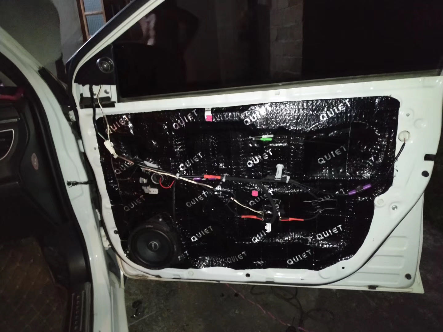 同村老表想升级音响,要能听能炸不占空间还要原车风格