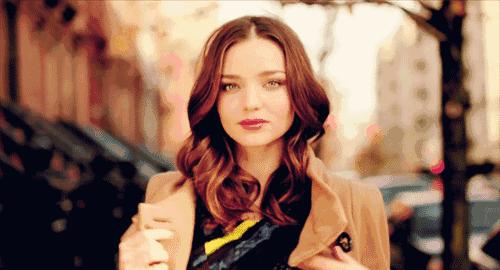 什么颜色显白适合黄黑皮肤衣服,最流行的衣服颜色显肤色白