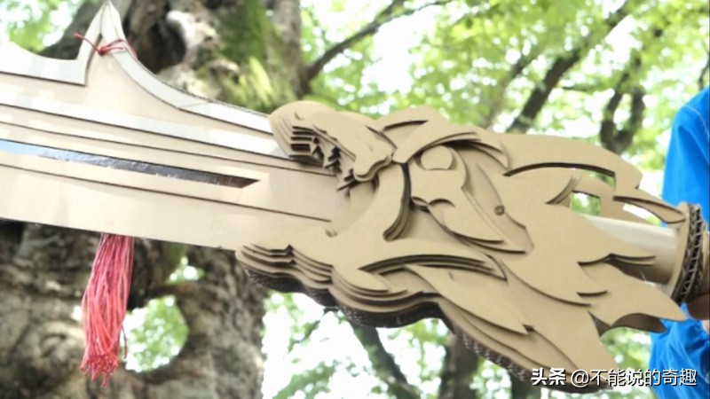 大隐隐于市!日本高玩用纸箱自制各种可变换形态道具,走红网络