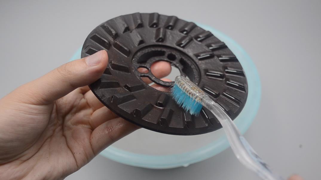 燃气灶出火不均匀怎么清理,燃气灶出火是红色怎么修理