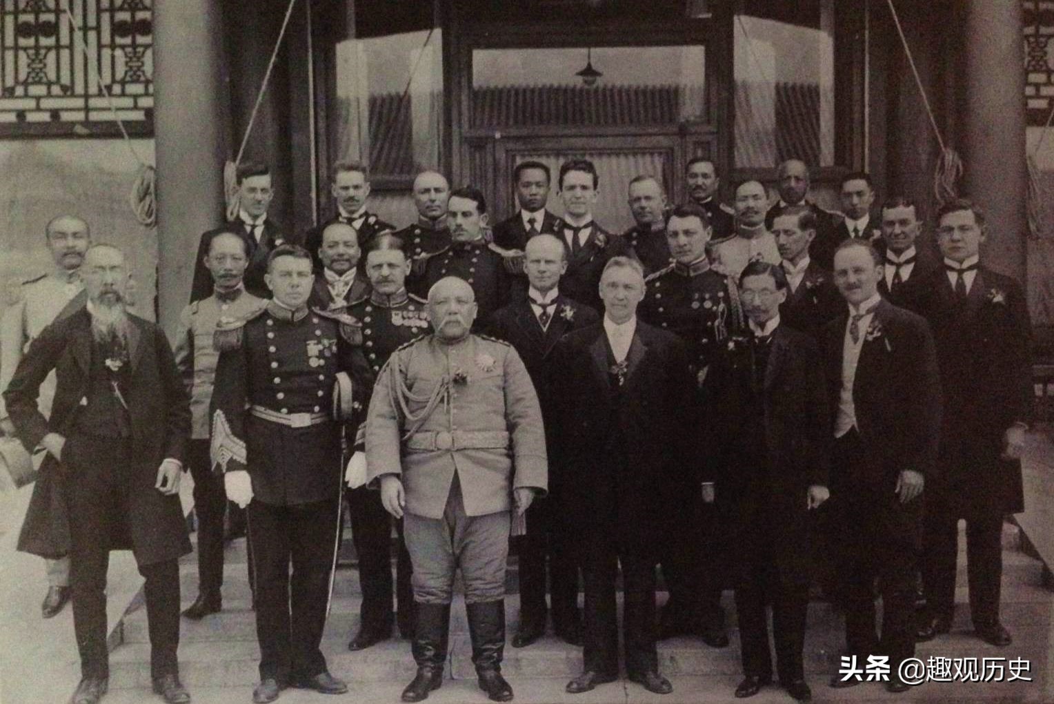 袁世凯称帝后喝稀粥吃咸菜，臣属纷纷赞其节俭，实情却令众人愕然