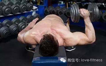 胸肌不厚没有立体感怎么回事,胸肌上部不饱满没有中缝