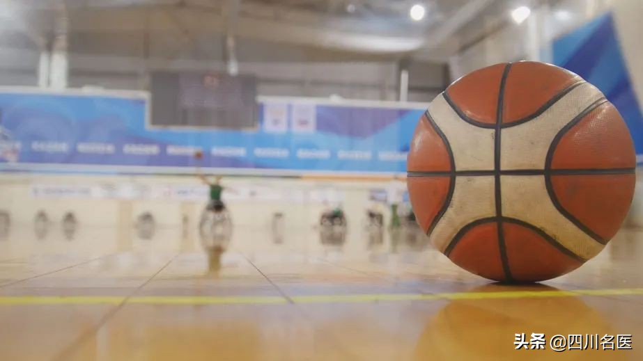 不小心崴脚了是啥征兆,男子不小心崴到脚了