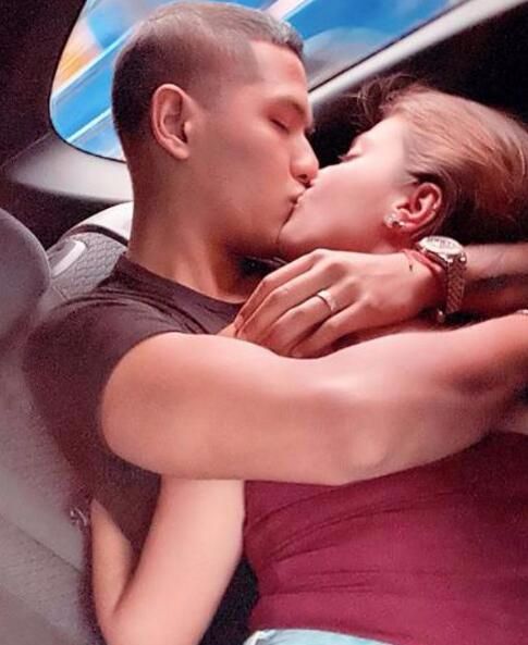 23岁恒大新星晒床照！搂抱女友甜蜜互吻，一场没踢已拿1400万年薪