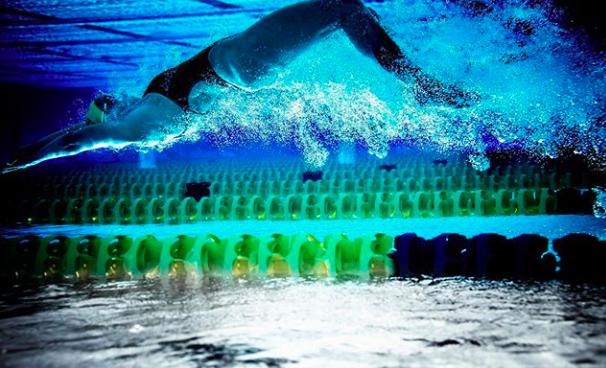 游泳时可以减少阻力的泳姿,最省力的游泳泳姿