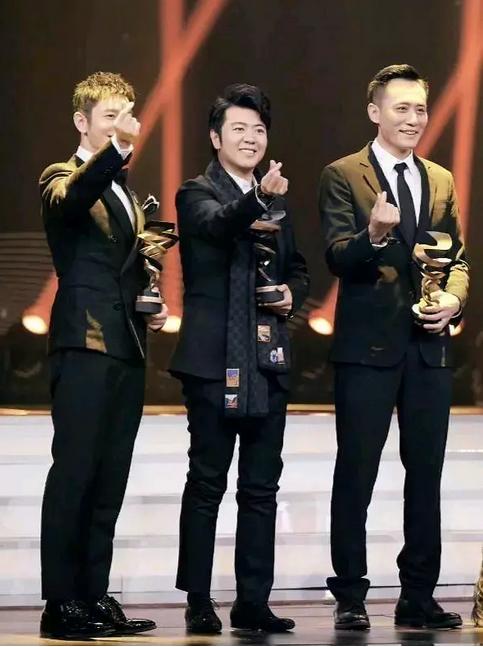 黄晓明穿增高鞋视频,黄晓明内增高现场