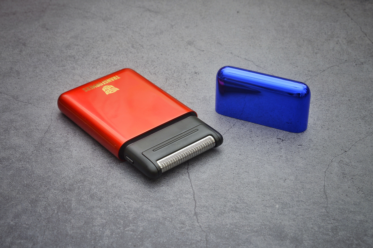 当钢丝遇到变形金刚联名款剃须刀---体验铜师傅便携剃须刀