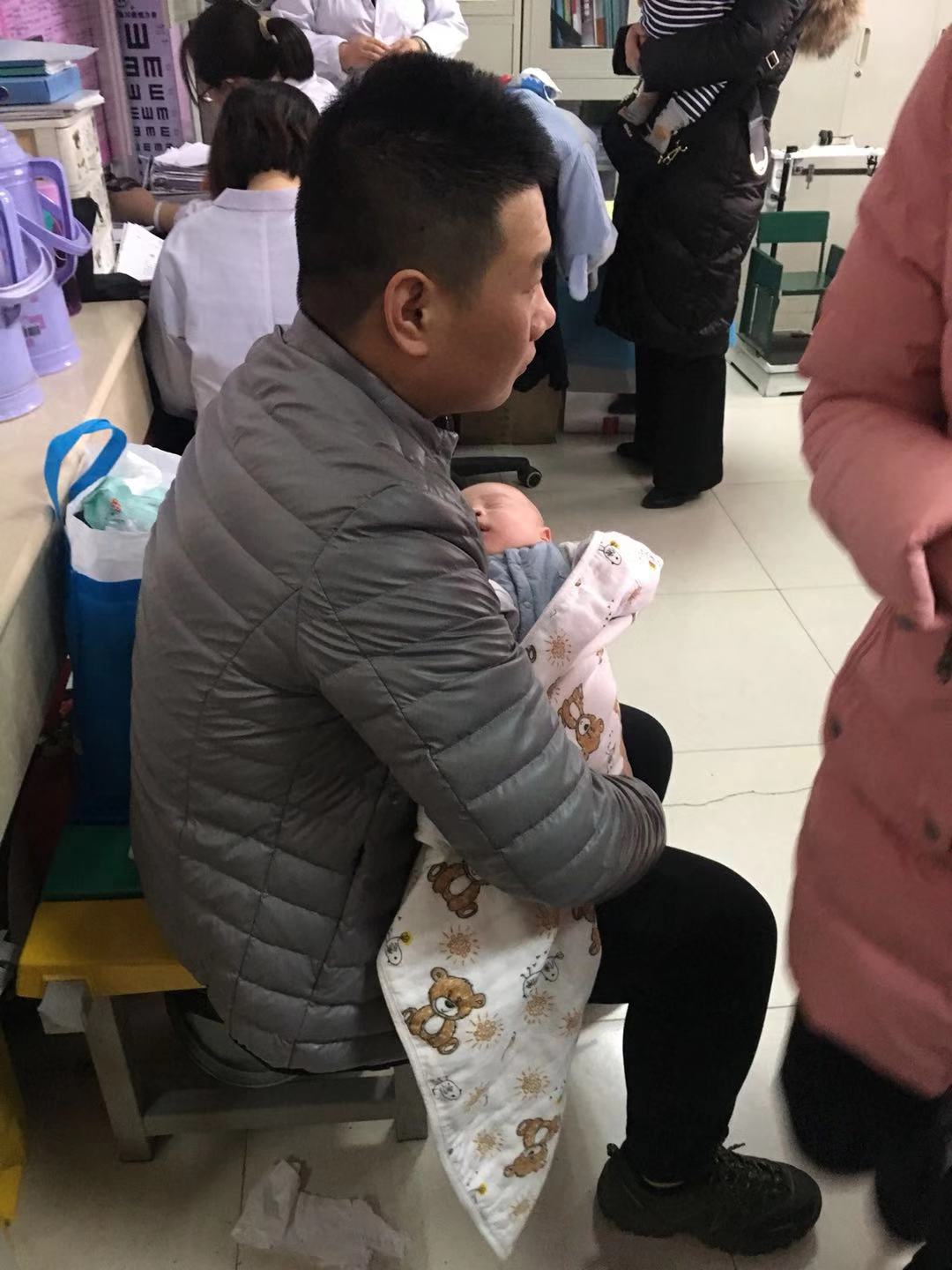 冬天婴儿热疹怎么样处理啊,宝宝得了热疹怎么办啊