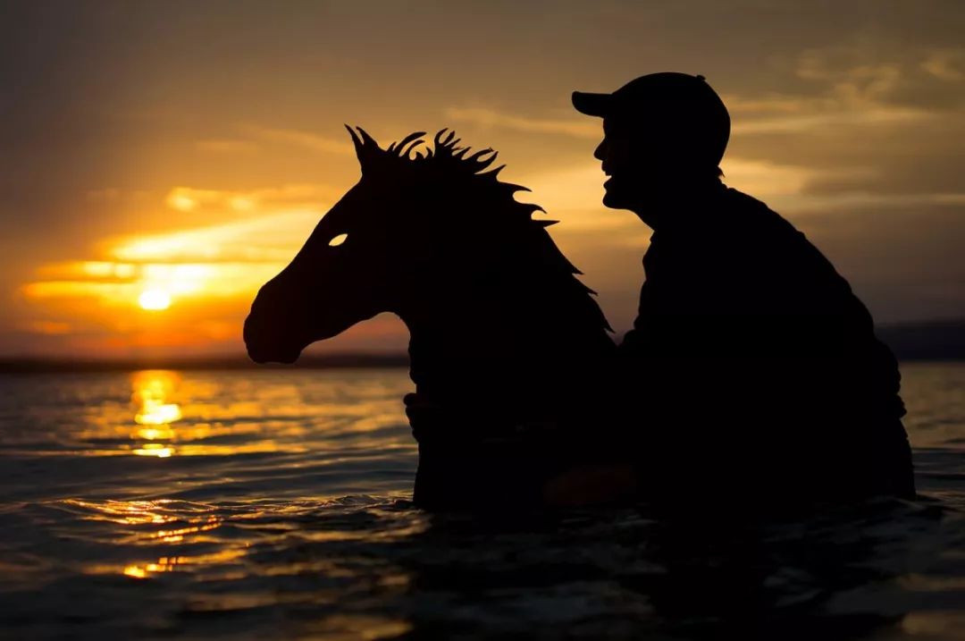 这个男人拍的漫画剪影，小孩看笑了，大人却哭了......