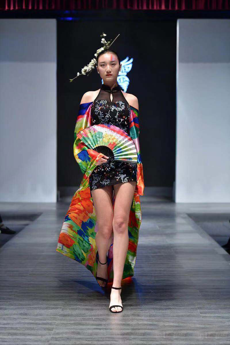 奥罗拉曙光,奥罗拉桑蚕丝丝巾