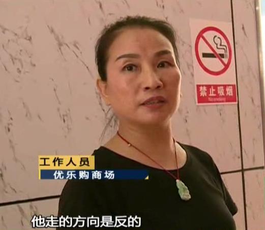 小孩子手被超市扶梯卡,小孩坐手扶梯被夹