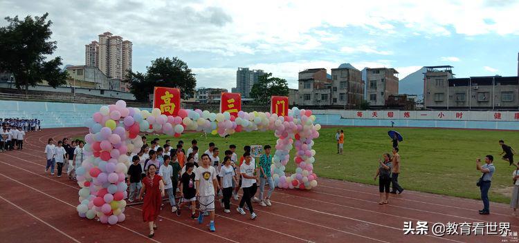 广西柳城中学“19扬帆起航圆梦2022”2019级高二升高三授旗仪式