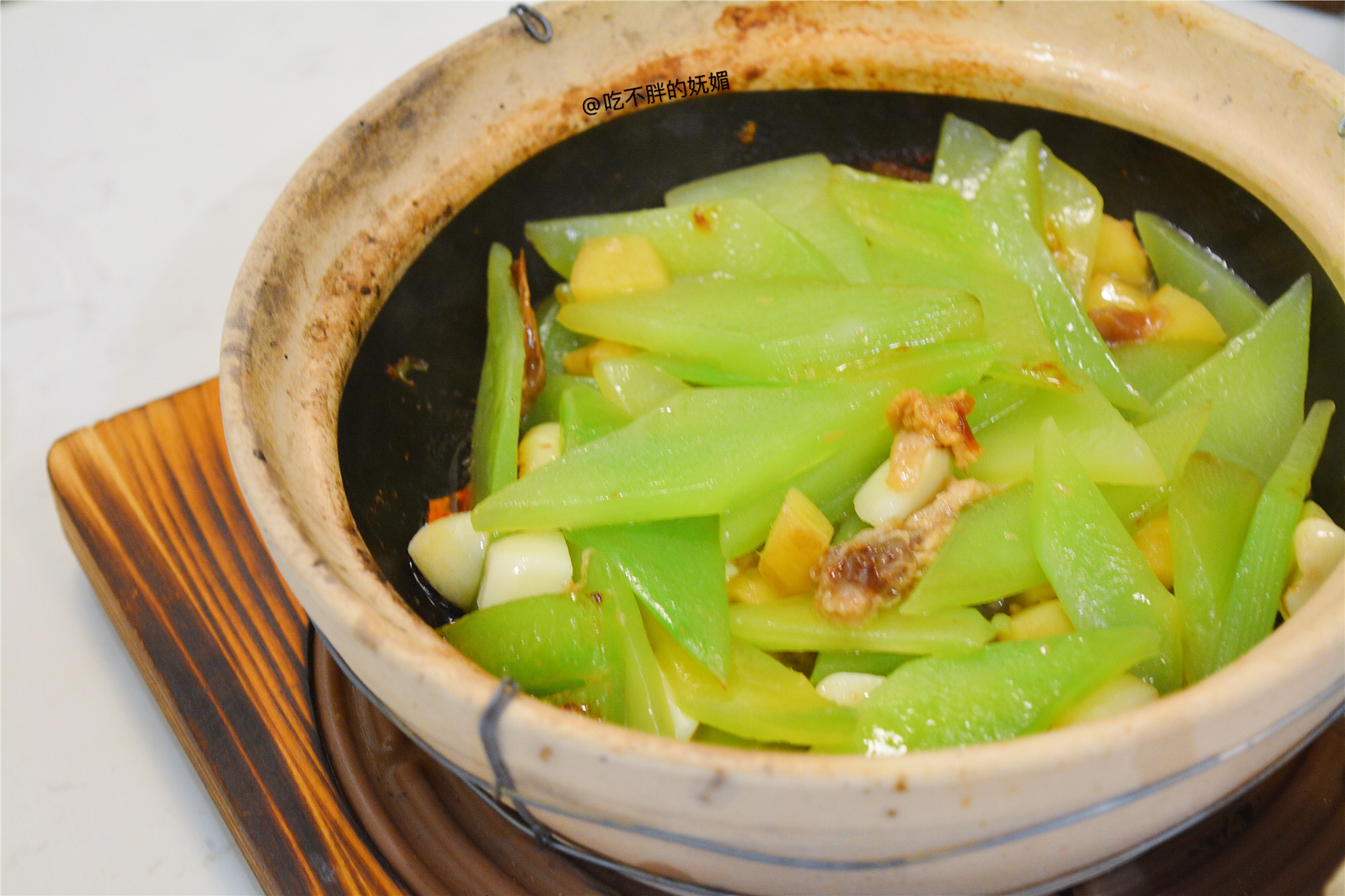 厨师拖着砂煲小跑上菜，这份200℃的广式沸腾，你不尝尝？