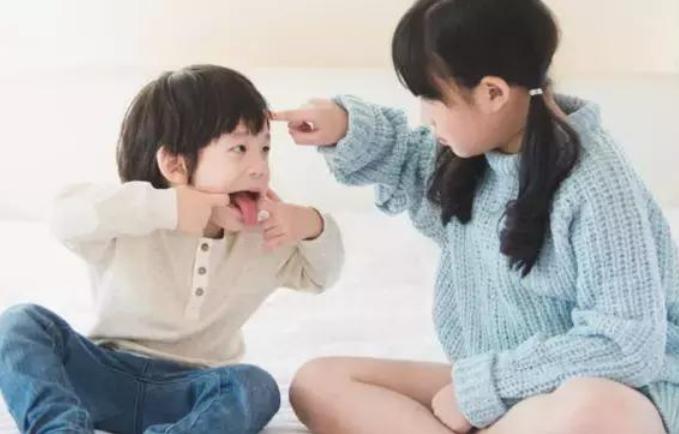 妹妹“泡奶浴”走红，由哥哥用整罐奶粉调制，网友：暴风即将到来