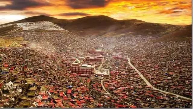 色达下雪了红白交织,色达下雪了图片大全