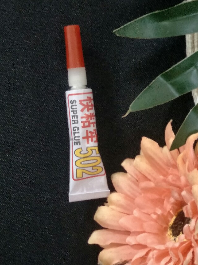 502胶水最怕什么,502胶水把手粘住了快速解开的方法