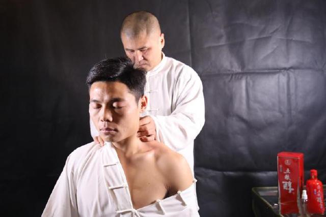 武僧一龙腰部受伤视频,武僧一龙复出