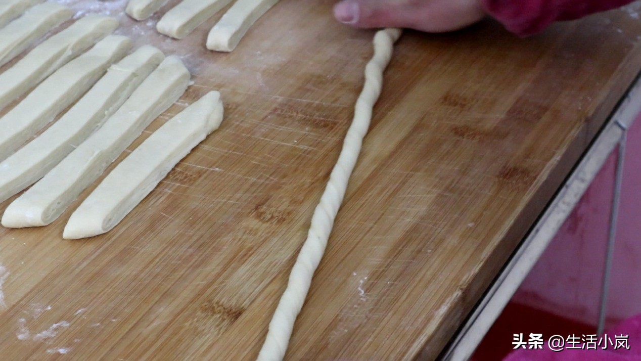 怎么炸软麻花里软外酥,炸出香脆的麻花